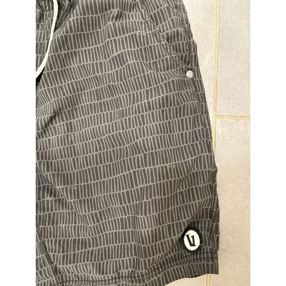 Vuori Shorts Mens L Gray Striped Kore Unlined Drawstring Running Gym v302